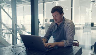 hand_laptop_person_1